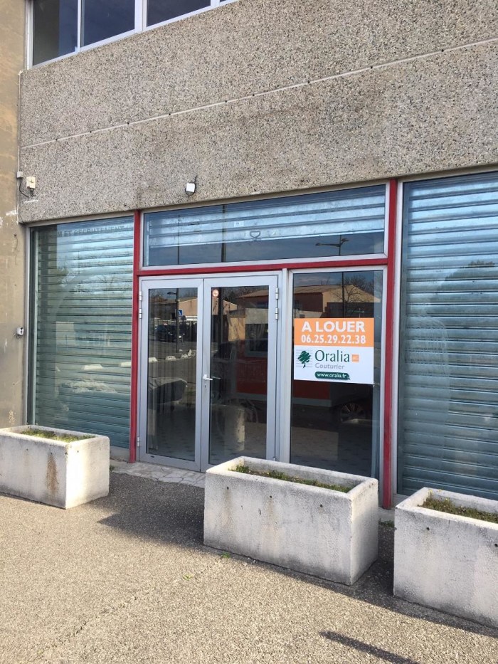 Image 1 sur 6 - Local commercial  ·  Location · Salon De Provence (13300) · 80m²