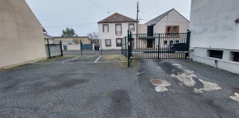 Image 2 - Parking/box · Sens (89100)