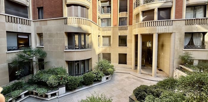 Image 2 sur 6 - Appartement  ·  Location · Paris (75008) · 4 pièces · 109m²