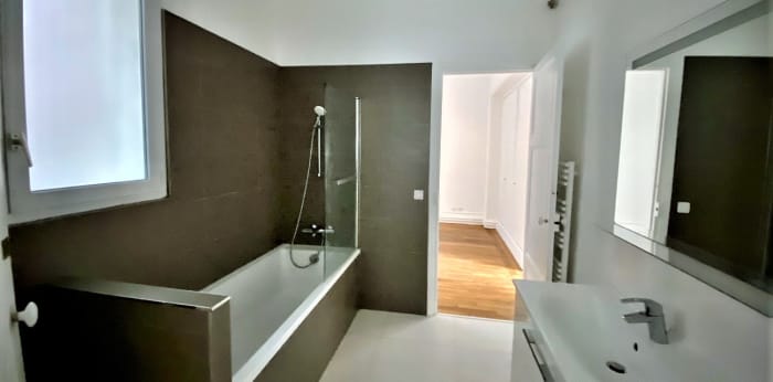 Image 4 sur 6 - Appartement  ·  Location · Paris (75008) · 4 pièces · 88m²