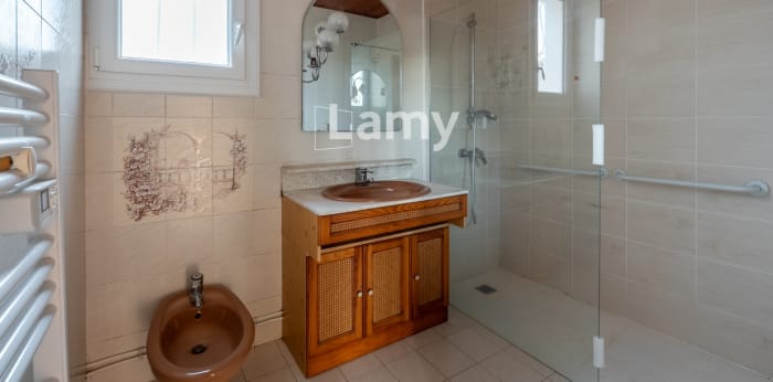 Image 10 sur 20 - Maison/villa  ·  Vente · La Fare Les Oliviers (13580) · 5 pièces · 155m²