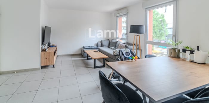 Image 2 sur 12 - Appartement  ·  Vente · Sathonay Camp (69580) · 3 pièces · 61m²
