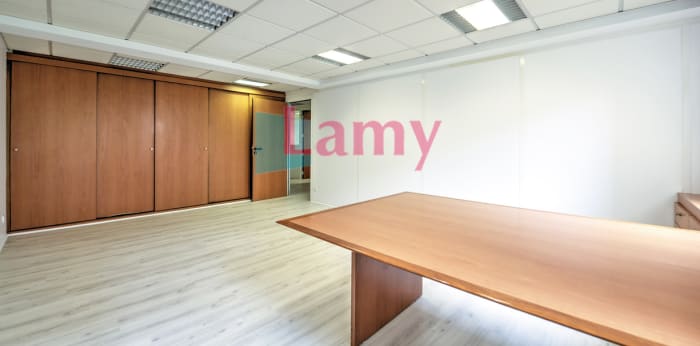 Image 7 sur 13 - Bureaux  ·  Vente · Poissy (78300) · 1 pièce · 160m²