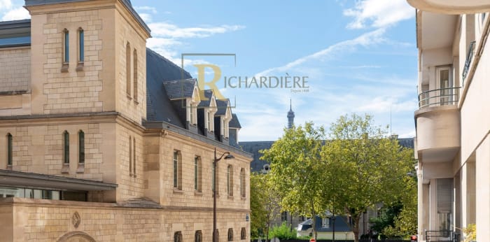 Image 1 sur 9 - Appartement  ·  Vente · Paris (75007) · 4 pièces · 111m²