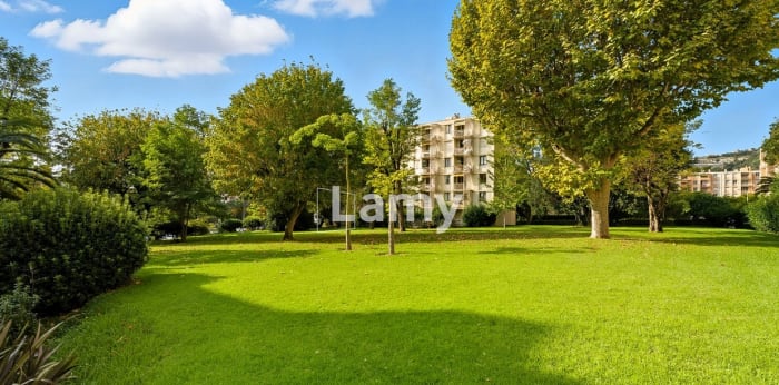 Image 1 sur 8 - Appartement  ·  Vente · Nice (06100) · 5 pièces · 75m²
