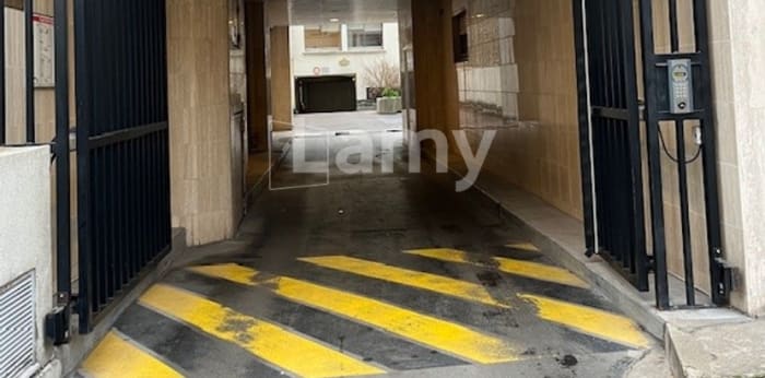 Image 2 sur 4 - Parking/box  ·  Location · Paris (75015) · 9m²