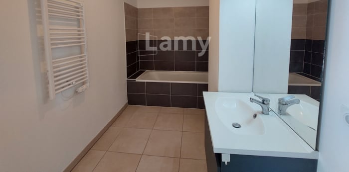 Image 16 sur 18 - Appartement  ·  Location · Arles (13200) · 3 pièces · 59m²