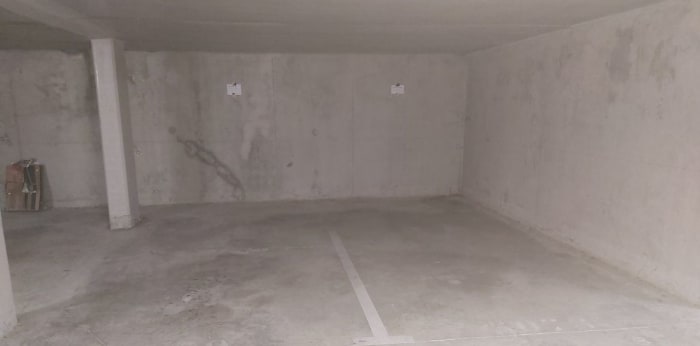 Image 1 sur 3 - Parking/box  ·  Location · Miramas (13140) · 13m²