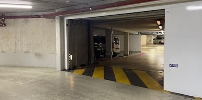 Image 4 sur 5 - Parking/box  ·  Location · Paris (75017) · 1m²