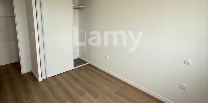 Image 5 sur 9 - Appartement  ·  Location · Bordeaux (33800) · 4 pièces · 98m²