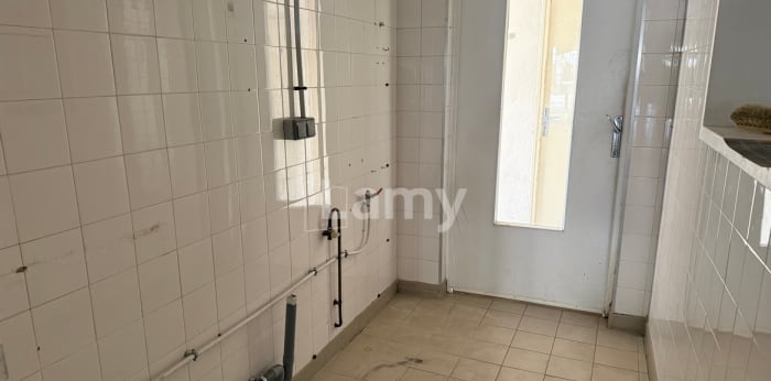 Image 4 sur 5 - Local  ·  Location · Salon De Provence (13300) · 2 pièces · 1m²