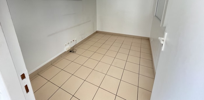 Image 4 sur 8 - Local  ·  Location · Villefranche Sur Saone (69400) · 59m²