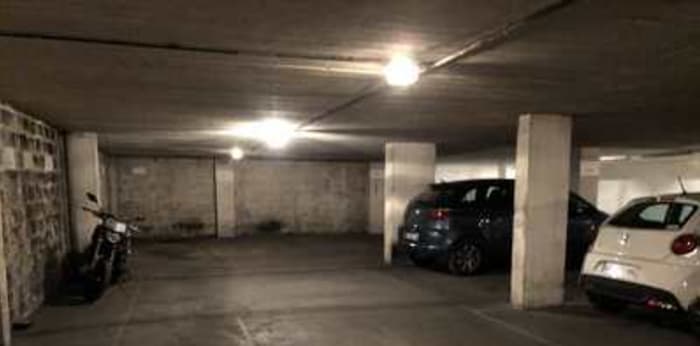 Image 2 sur 4 - Parking/box  ·  Location · Paris (75017) · 12m²