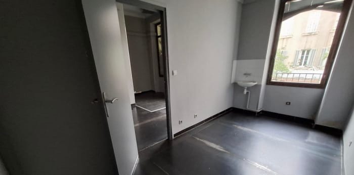 Image 7 sur 10 - Boutique  ·  Location · Marseille (13005) · 1 pièce · 80m²