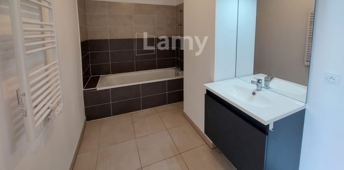 Image 14 sur 18 - Appartement  ·  Location · Arles (13200) · 3 pièces · 59m²