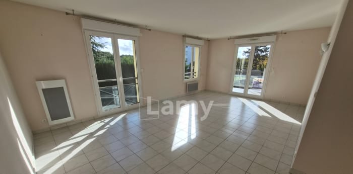 Image 1 sur 15 - Appartement  ·  Location · St Georges Sur Baulche (89000) · 3 pièces · 81m²