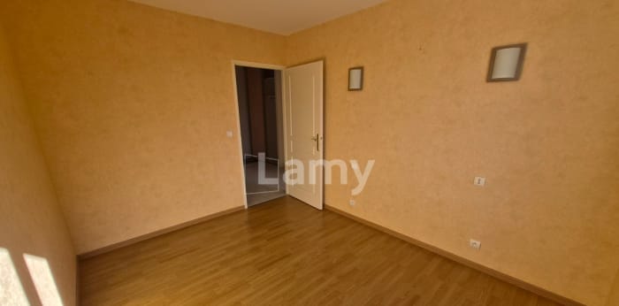 Image 8 sur 15 - Appartement  ·  Location · St Georges Sur Baulche (89000) · 3 pièces · 81m²