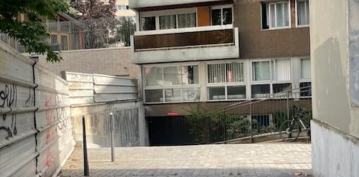 Image 1 sur 5 - Parking/box  ·  Location · Paris (75015) · 10m²
