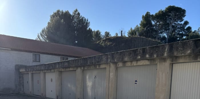 Image 1 sur 3 - Parking/box  ·  Location · Salon De Provence (13300) · 8m²