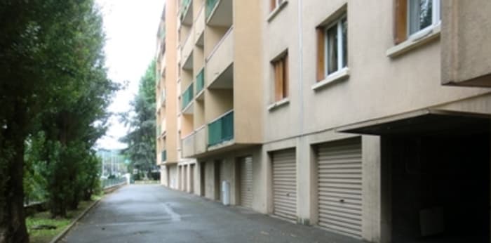 Image 1 sur 3 - Parking/box  ·  Location · Le Pecq (78230) · 10m²