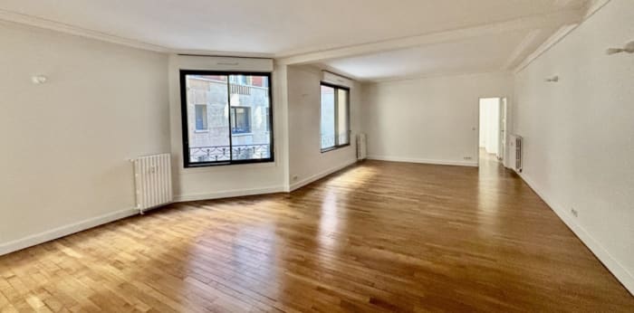 Image 3 sur 6 - Appartement  ·  Location · Paris (75008) · 4 pièces · 109m²