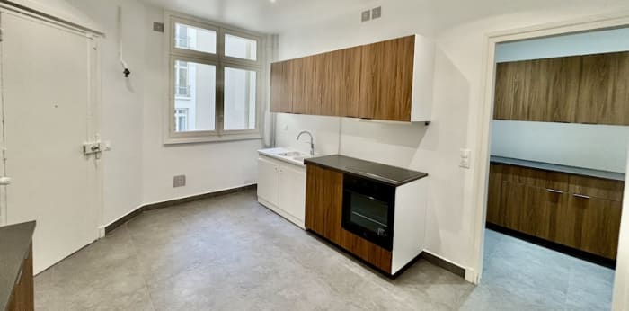 Image 6 sur 9 - Appartement  ·  Location · Paris (75008) · 7 pièces · 235m²