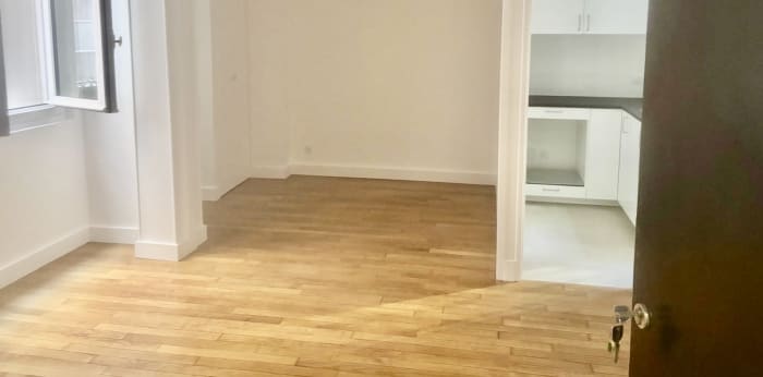Image 1 sur 3 - Appartement  ·  Location · Paris (75007) · 1 pièce · 28m²
