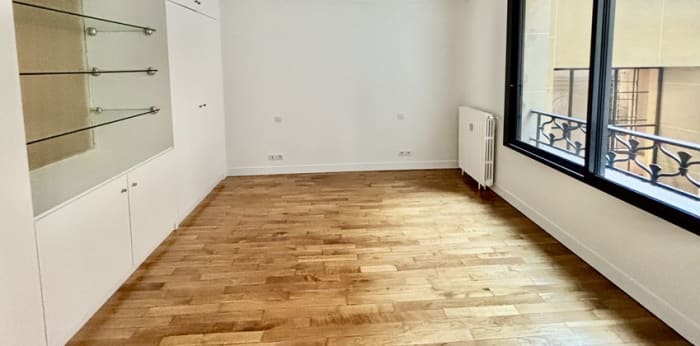 Image 5 sur 7 - Appartement  ·  Location · Paris (75008) · 2 pièces · 73m²