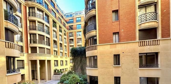 Image 1 sur 9 - Appartement  ·  Location · Paris (75008) · 4 pièces · 113m²