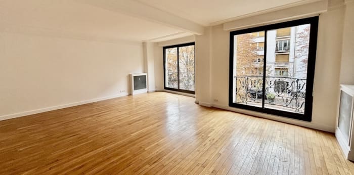 Image 1 sur 7 - Appartement  ·  Location · Paris (75008) · 3 pièces · 110m²