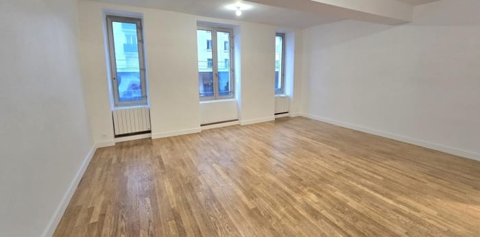 Image 2 sur 9 - Appartement  ·  Location · Paris (75006) · 5 pièces · 144m²