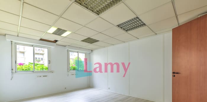 Image 2 sur 13 - Bureaux  ·  Vente · Poissy (78300) · 1 pièce · 160m²