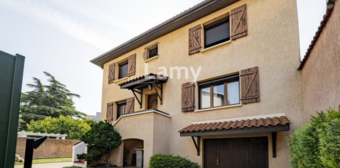 Image 2 sur 23 - Maison/villa  ·  Vente · Villeurbanne (69100) · 6 pièces · 144m²