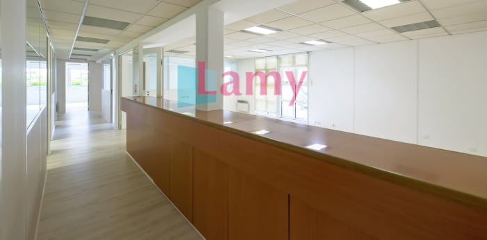 Image 3 sur 13 - Bureaux  ·  Vente · Poissy (78300) · 1 pièce · 160m²
