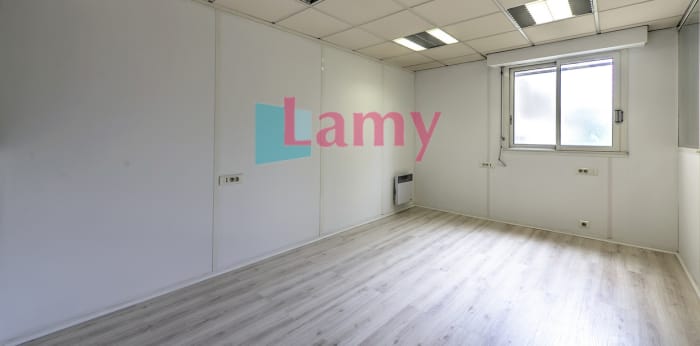 Image 9 sur 13 - Bureaux  ·  Vente · Poissy (78300) · 1 pièce · 160m²