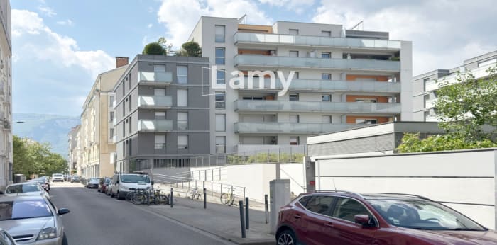 Image 1 sur 3 - Parking/box  ·  Vente · Grenoble (38000) · 1 pièce · 17m²