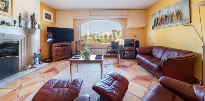 Image 6 sur 13 - Maison/villa  ·  Vente · St Marc Jaumegarde (13100) · 8 pièces · 220m²