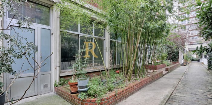 Image 8 sur 12 - Appartement  ·  Vente · Paris (75010) · 2 pièces · 79m²