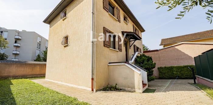 Image 7 sur 23 - Maison/villa  ·  Vente · Villeurbanne (69100) · 6 pièces · 144m²