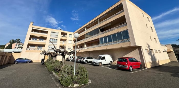Image 1 sur 12 - Appartement  ·  Vente · Sanary Sur Mer (83110) · 3 pièces · 63m²