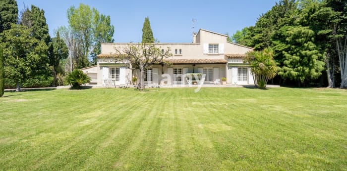 Image 1 sur 24 - Maison/villa  ·  Vente · Salon De Provence (13300) · 7 pièces · 234m²