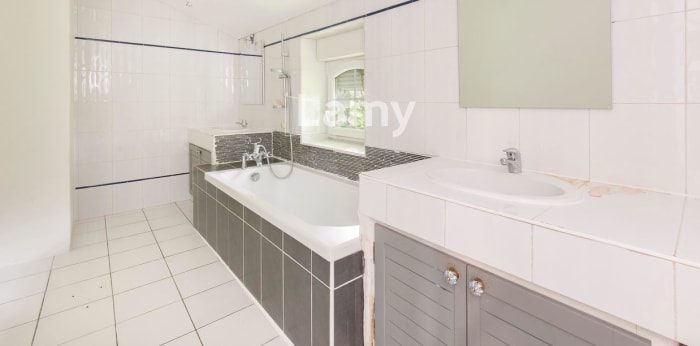 Image 6 sur 11 - Maison/villa  ·  Vente · Peyrehorade (40300) · 13 pièces · 350m²