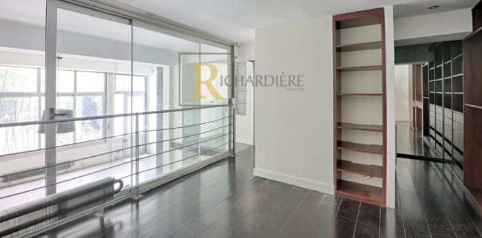 Image 5 sur 12 - Appartement  ·  Vente · Paris (75010) · 2 pièces · 79m²