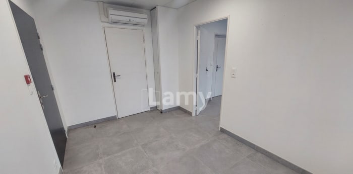 Image 3 sur 6 - Local  ·  Location · Vineuil St Firmin (60500) · 30m²