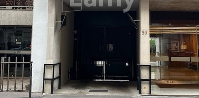 Image 1 sur 5 - Parking/box  ·  Location · Paris (75116) · 12m²