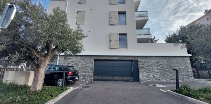 Image 1 sur 11 - Parking/box  ·  Location · Marseille (13008) · 12m²
