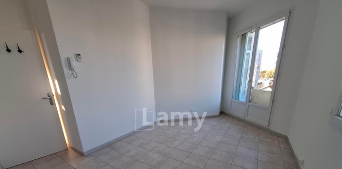 Image 2 sur 9 - Appartement  ·  Location · Marseille (13011) · 1 pièce · 26m²