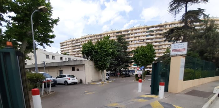 Image 9 sur 10 - Parking/box  ·  Location · Marseille (13010) · 12m²