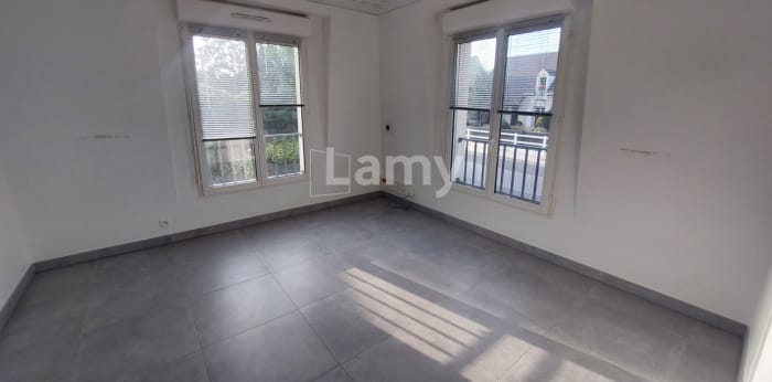 Image 5 sur 6 - Local  ·  Location · Vineuil St Firmin (60500) · 30m²