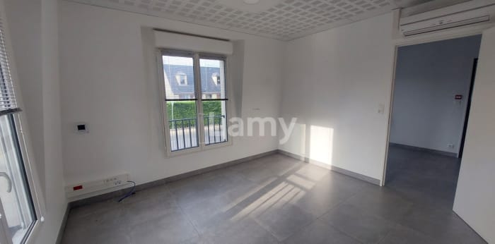 Image 2 sur 6 - Local  ·  Location · Vineuil St Firmin (60500) · 30m²